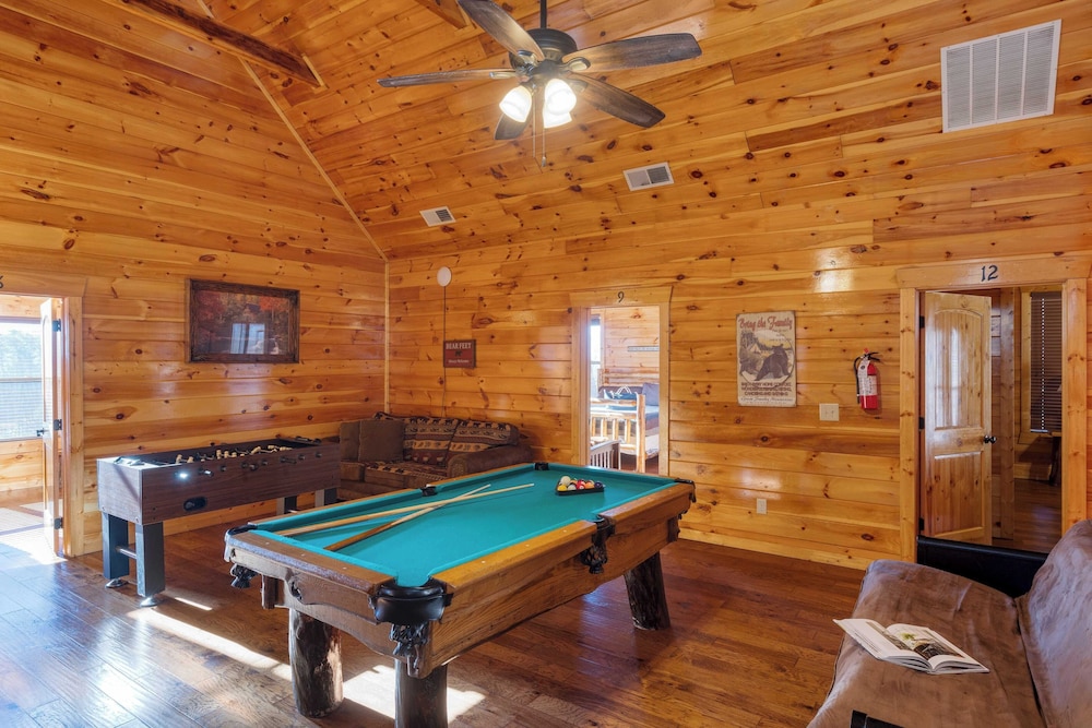 56-guest Retreat Panoramic Views, Hot Tubs, Game Room & Theater Seasonal Outdoor Pool Near Dollywood, Gatlinburg