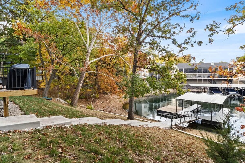 Luxury Waterfront Lakehouse With Private Dock Views