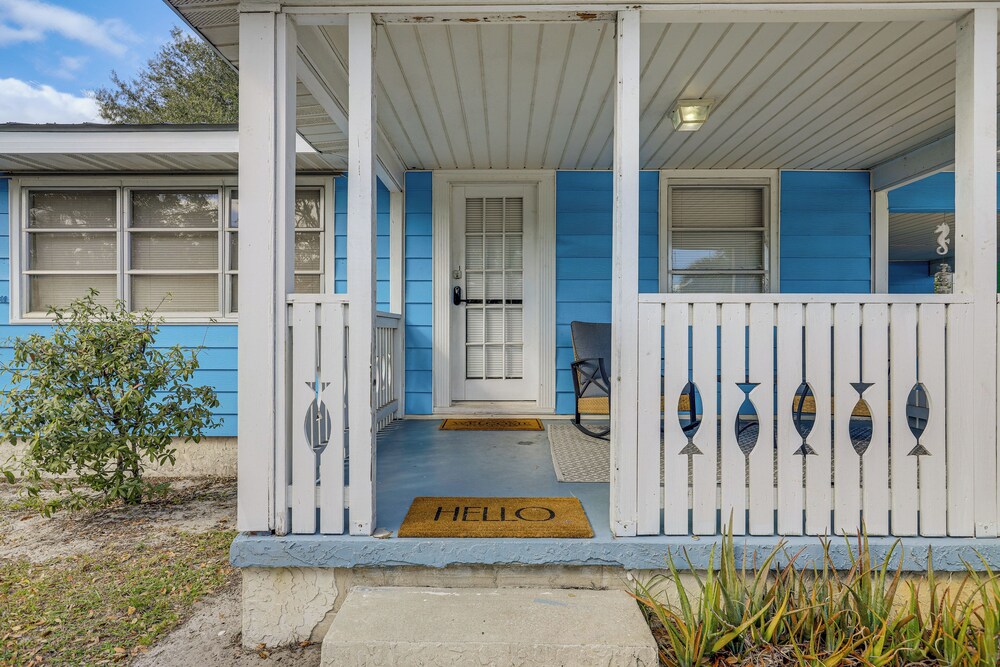 Walk to Shops & Dining: Downtown Stuart Home!