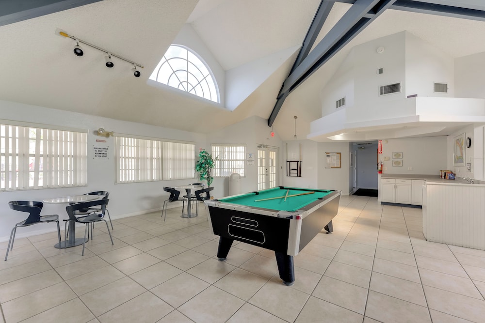 8 Mi to Disney: Resort-style Condo w/ Pool Access