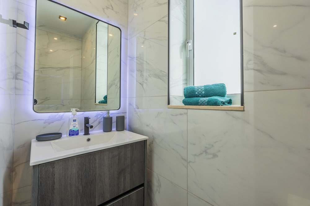 1 BR Penthouse for Couples & Families