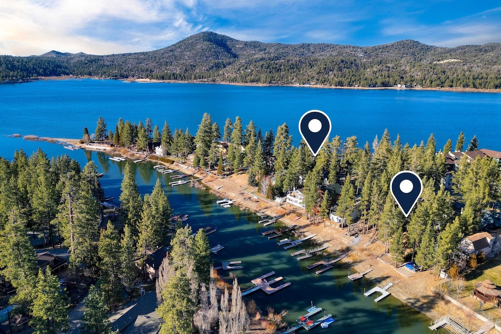 2 Lakefront Homes by Avantstay Sleeps 23, Private Dock+beach, Hot Tub, Fire Pit, Deck Views