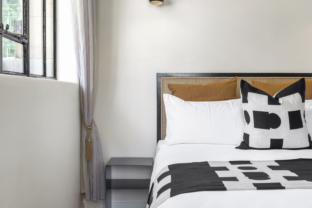 Elegant Living in the City view 3