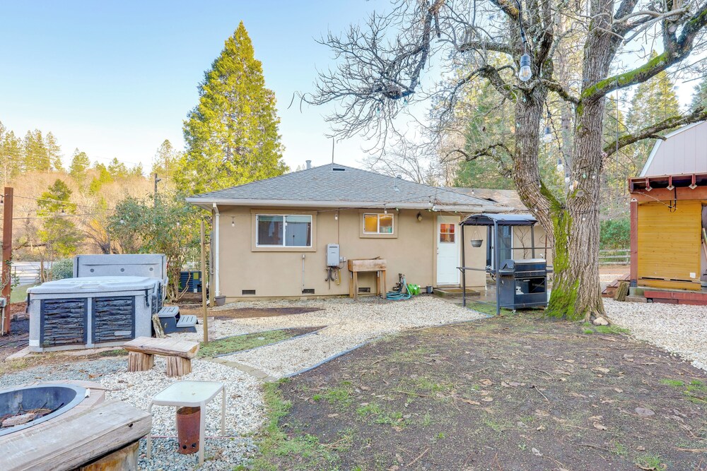 4 Mi to Dtwn Grass Valley: Forest Oasis w/ Hot Tub