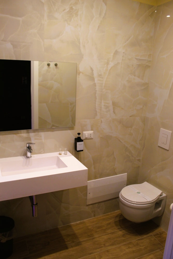 Blackwoody Contemporary Rooms - Toledo