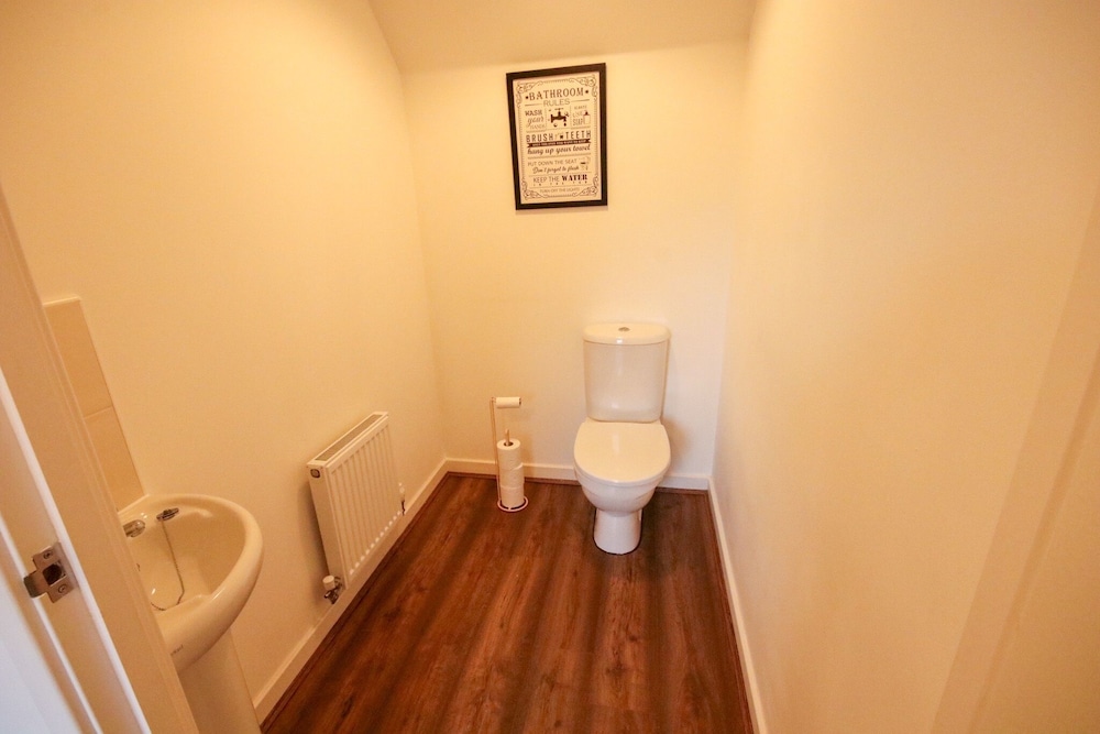 Swindon Cozy 2BR Retreat