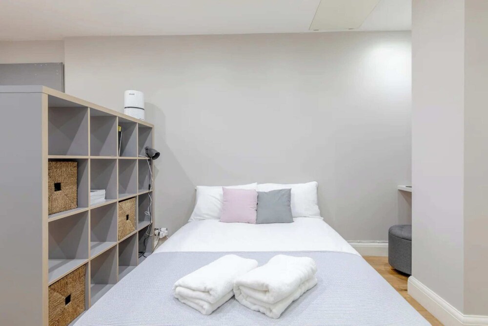Modern Studio Flat - 1 min to Paddington Station