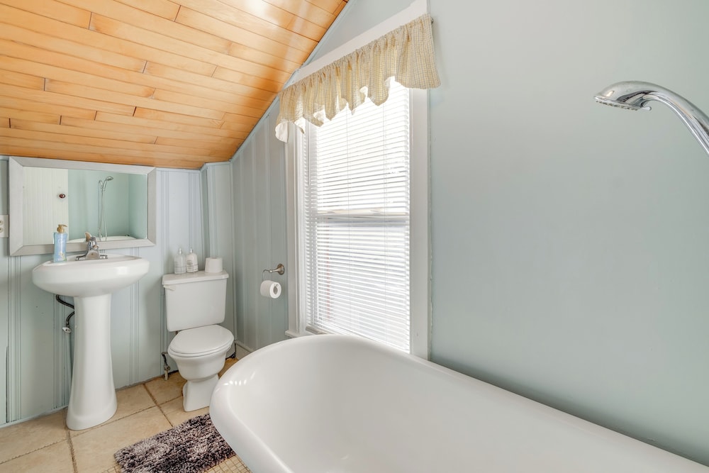 1 Mi to Dtwn: Townhome w/ Patio in Baltimore!