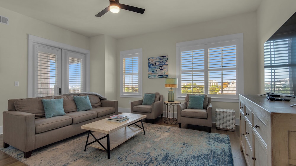 Coastal 3BR Condo With Pool & Shuttle : Snowbird Friendly!