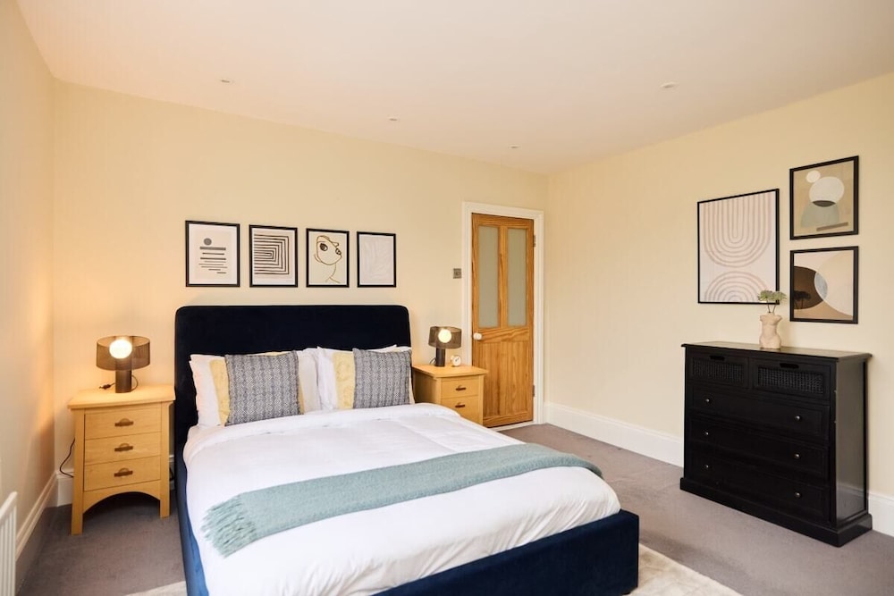 The Peckham Hideaway - Bright 3bdr Flat