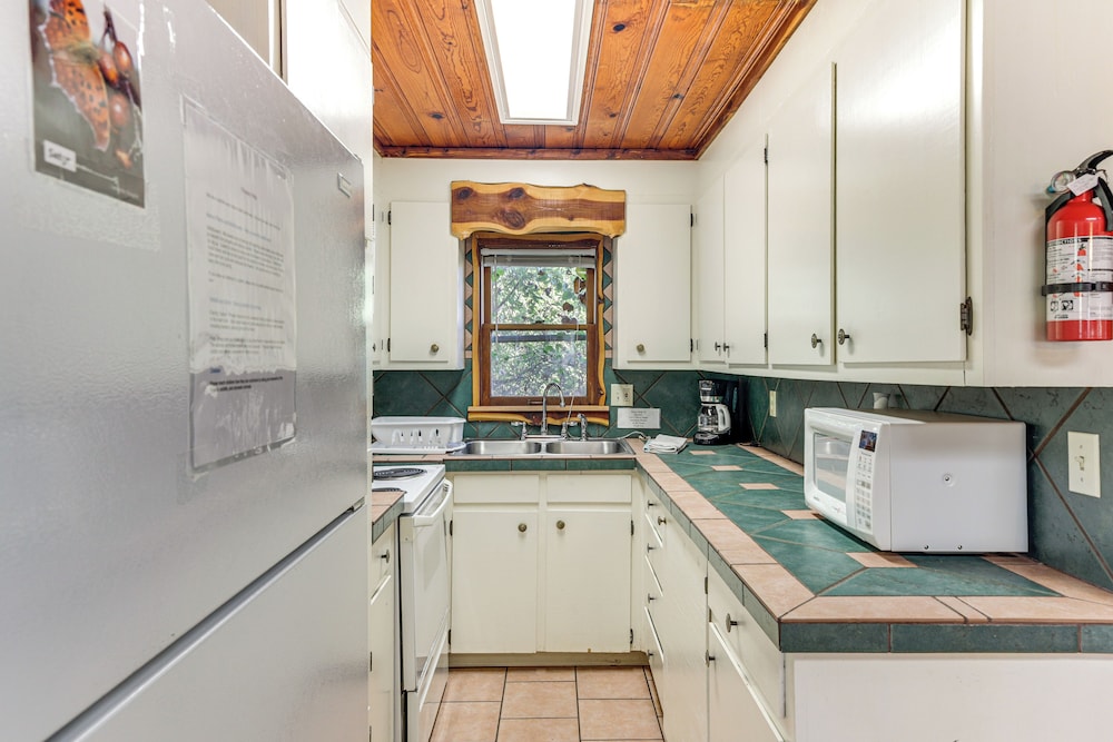 2 Mi to Fishing on Lake Whitney: Cottage w/ Deck