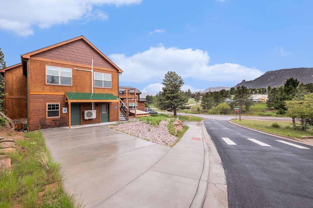 Solitude Bear Room Ada 103 - Estes Park 1 Bedroom Studio by RedAwning - Property Image 3