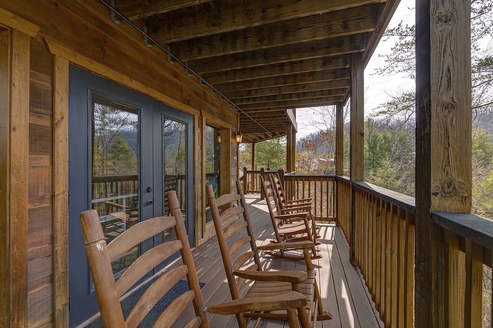 Appalachian Lodge - 4 Bedrooms, 4 Baths, Sleeps 14 Home by RedAwning