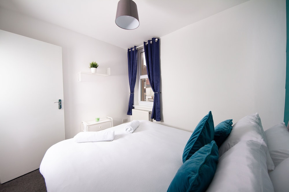 Short Stay Bristol - Mina B Apartment view 4