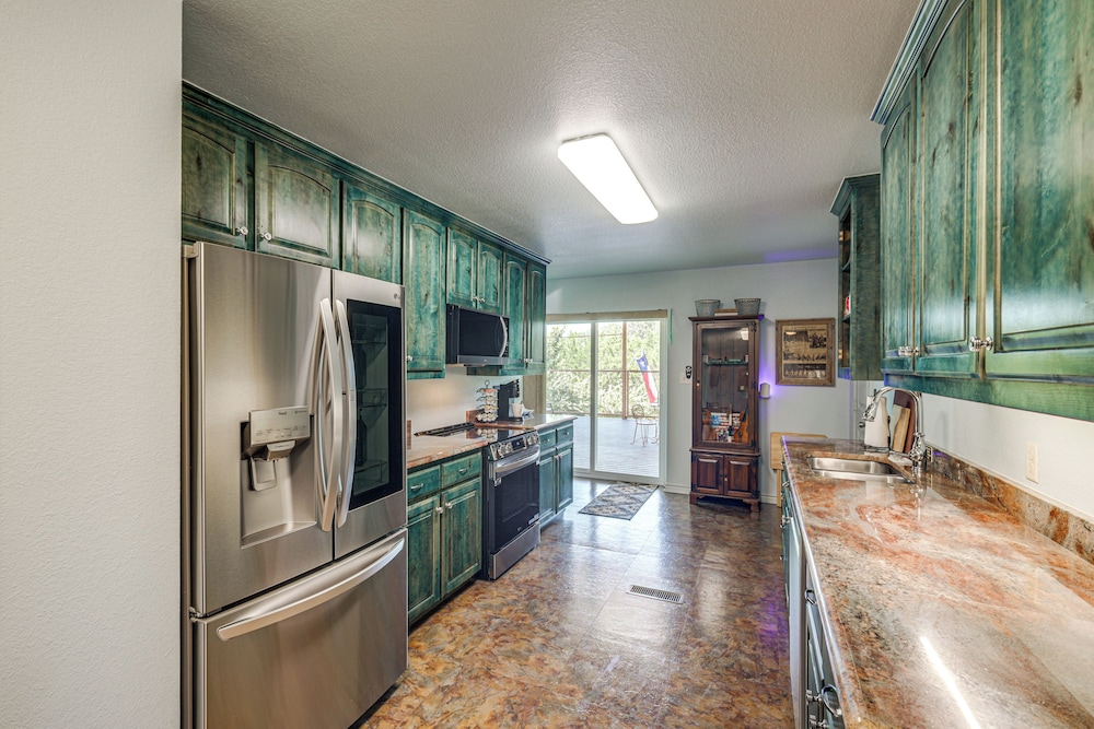 6 Mi to Granbury City Beach Park: Apt w/ Veranda!