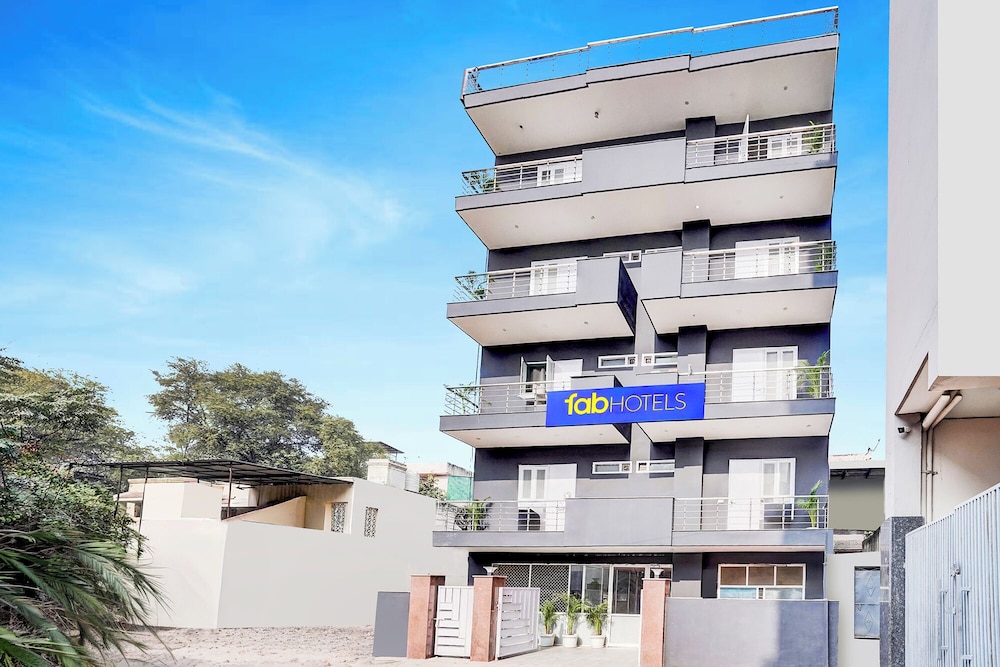 Fabhotel Cyberhub Suits