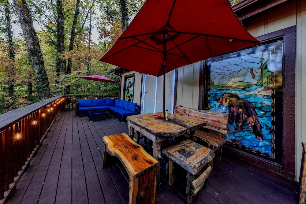 Bear Creek Lodge and Cabins in Helen Ga - Pet Friendly, River on Property, Walking Distance to downtown Helen