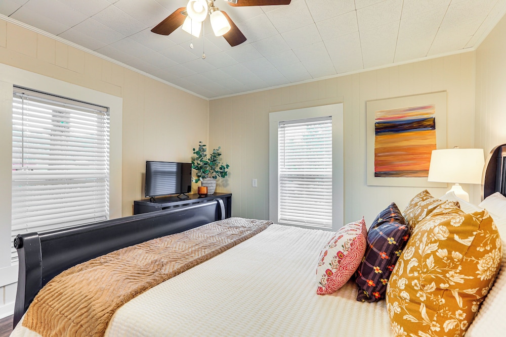 Downtown Heflin Cottage w/ Deck & Fire Pit! view 2