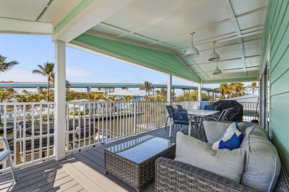 265 Beautiful Canal Front Pool Home 3 Bedroom Home