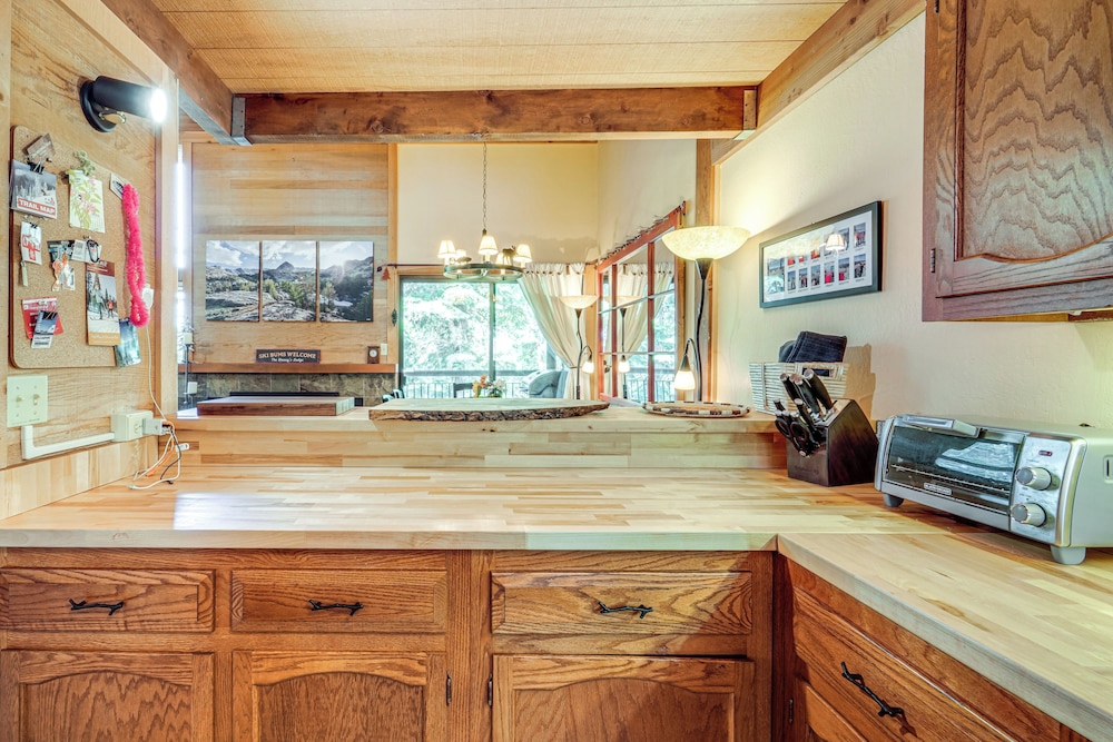 8 Mi to North Tahoe Beach: Truckee Resort Condo