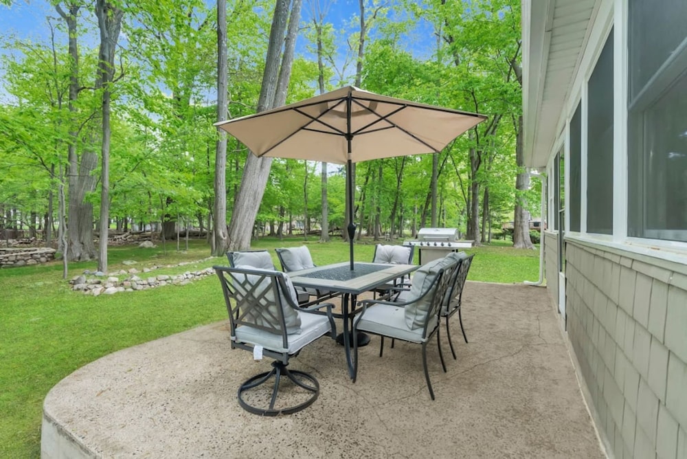 Fall Getaway With Hot Tub Fire Pit and Games