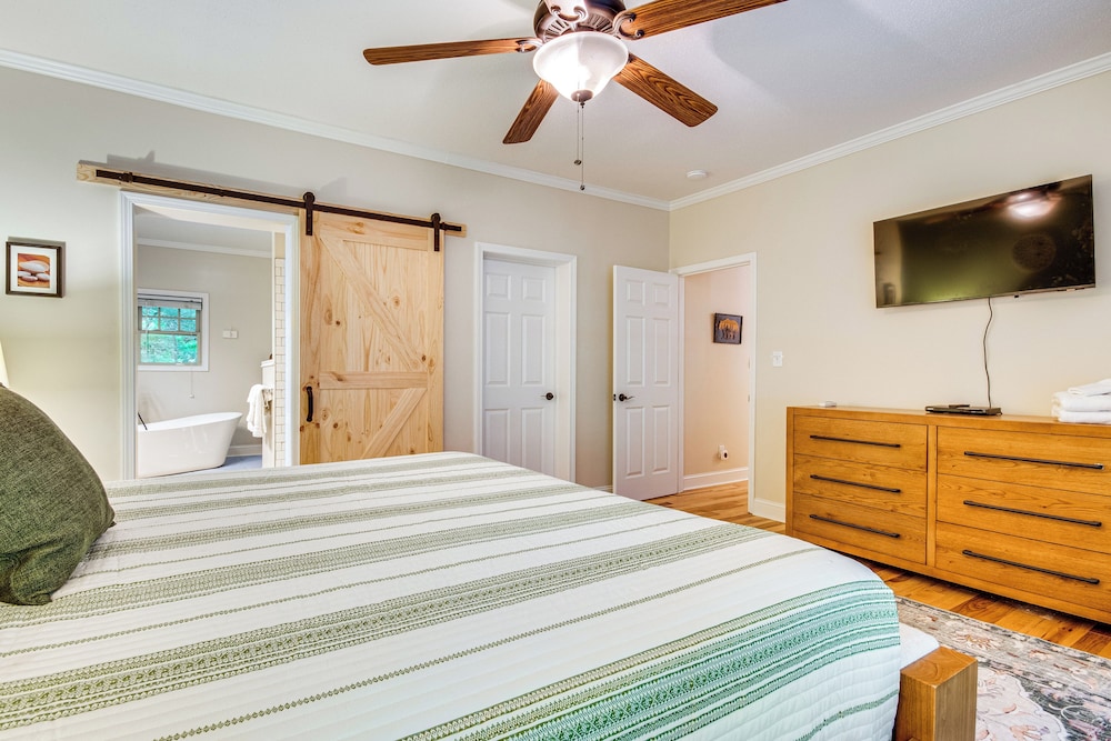 Sandy Beach, Fun Games & Barn: Lake Lure Gem!