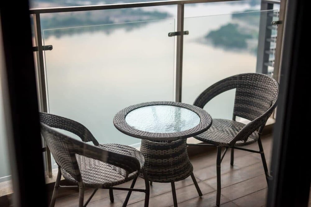 Chic 3BR in Danga Bay With Water Views & Parking