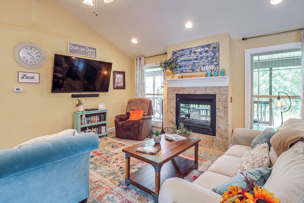 Hot Tub & Scenic Deck! Spacious Cookeville Retreat