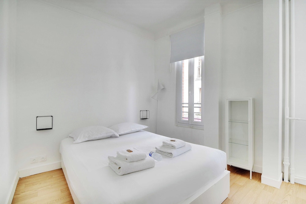 Cozy Apartment 2bdr/5p - in the Heart of Suresnes