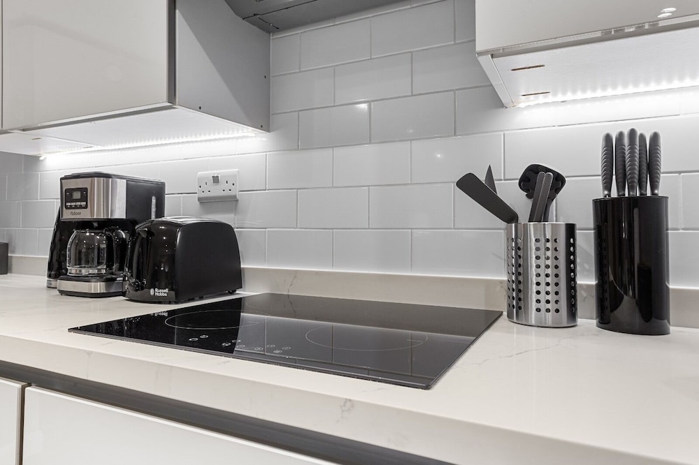Modern Battersea Suite - London City Retreat