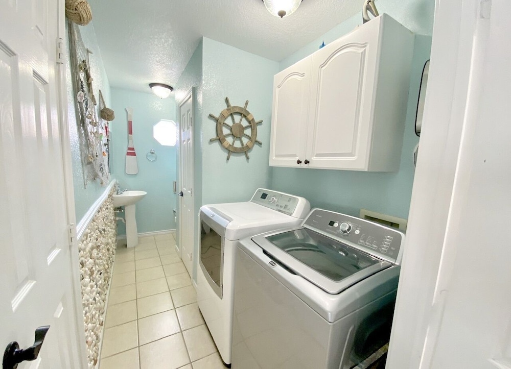 Always Sunny 3 Bedroom Home by RedAwning