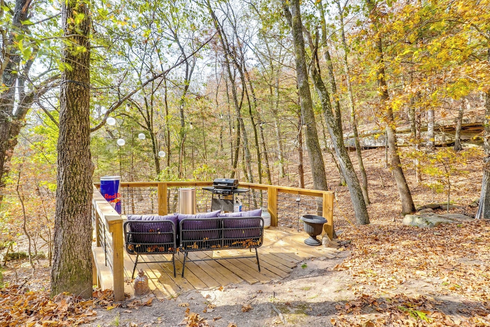 Grill & Rooftop Deck: Cozy Hideaway in Garfield