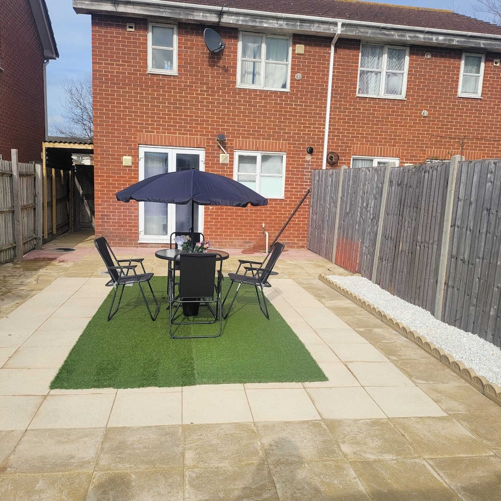 Exquisite 3-bed Royal Pearl Home in Greater London