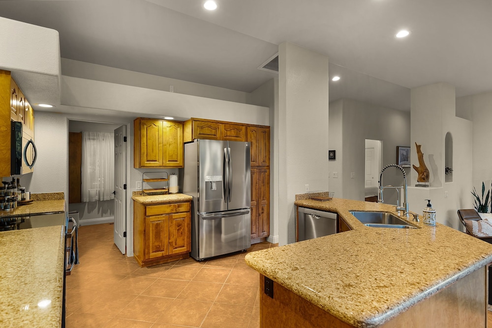 Mammoth Rock Splendor-close to Town Huge Spa Game Room