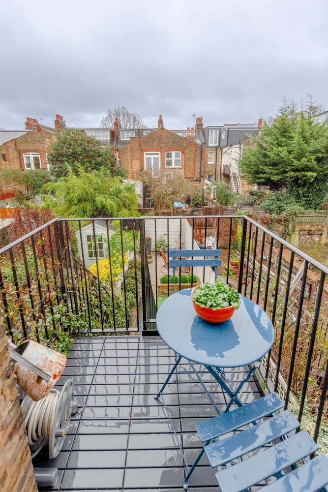 Stunning 2 Bedroom Flat With a Garden in Barnes