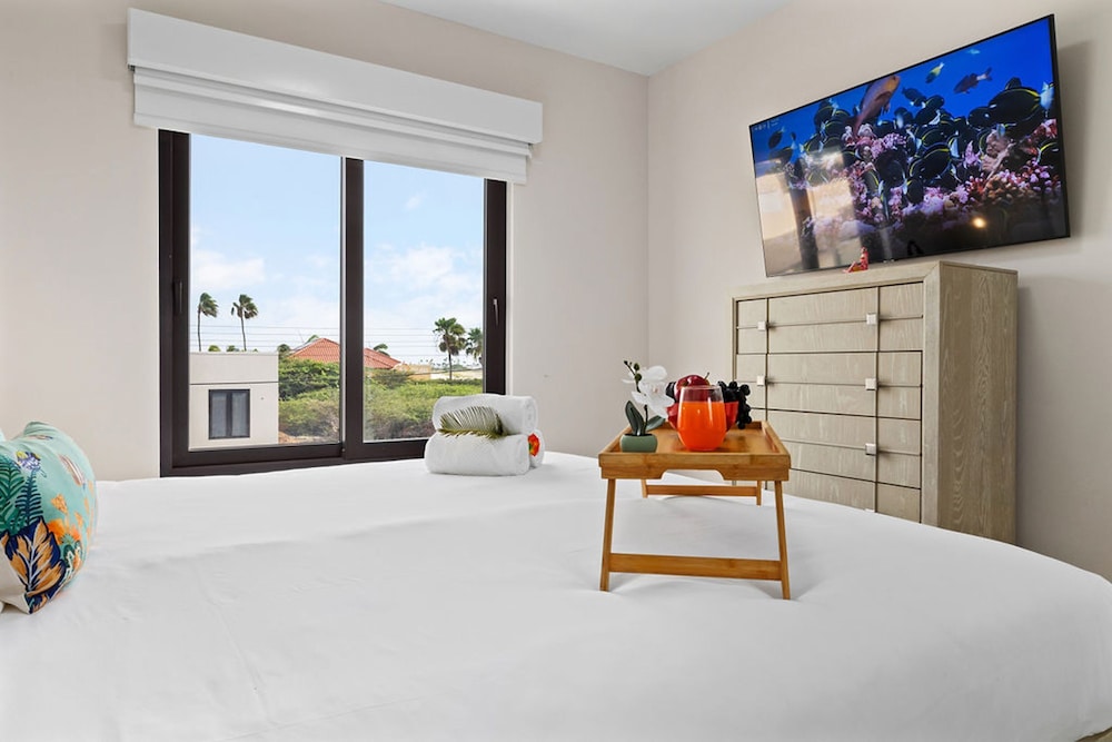 1BR Gold Coast Pools Tennis Gym Security