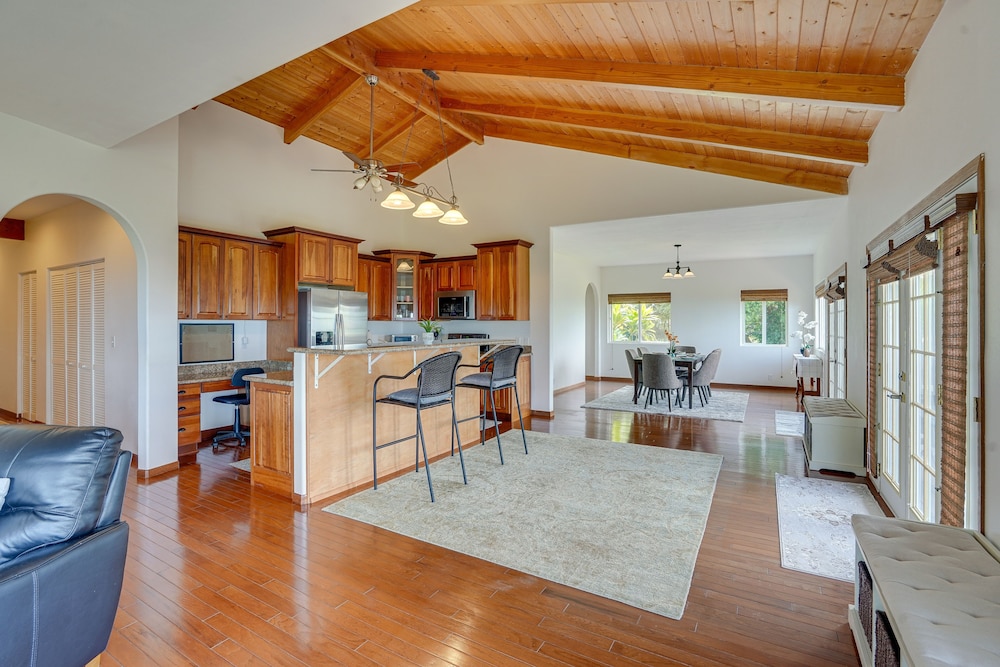 Hawaiian Retreat w/ Ocean Views in Captain Cook!