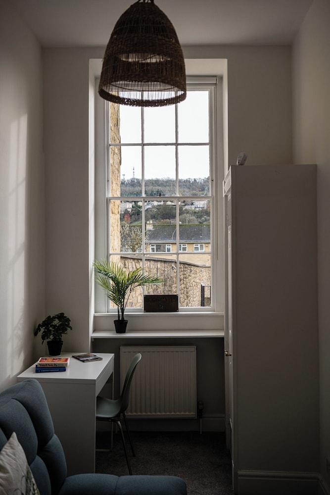 Garden Flat Apartment in Grosvenor Place