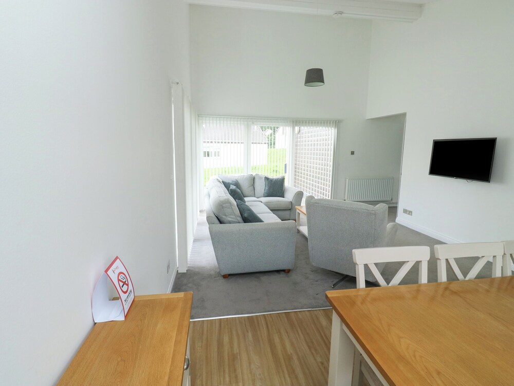 Harcombe House Bungalow 1
