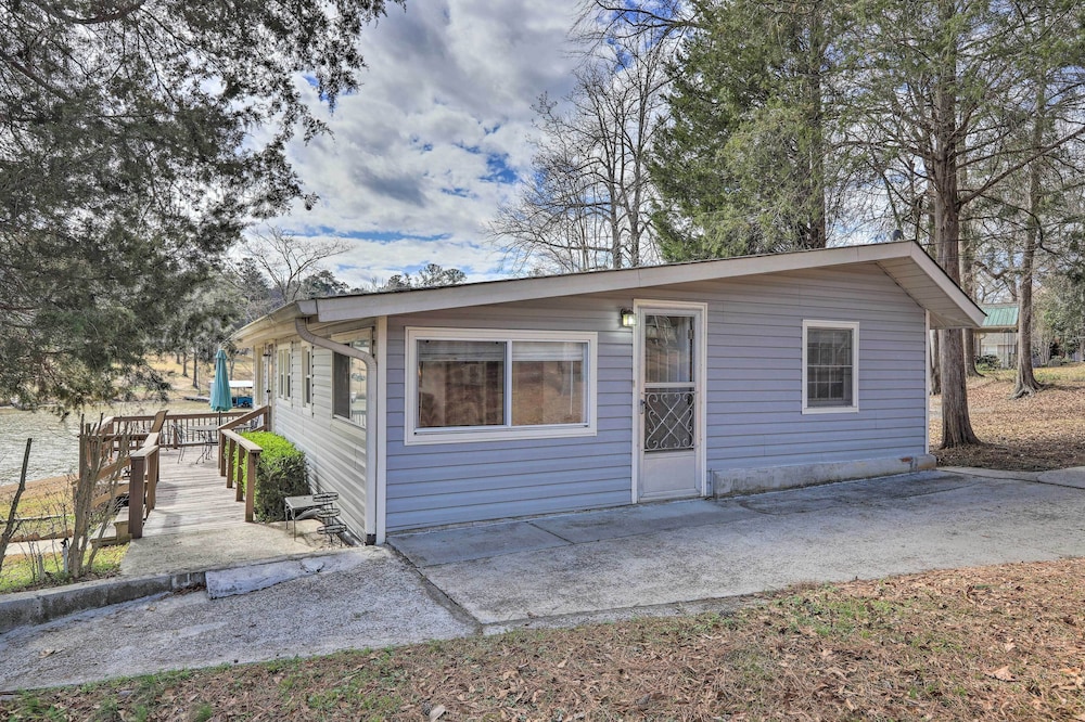 Lake Sinclair Cottage With Deck & Boat Dock! view 3