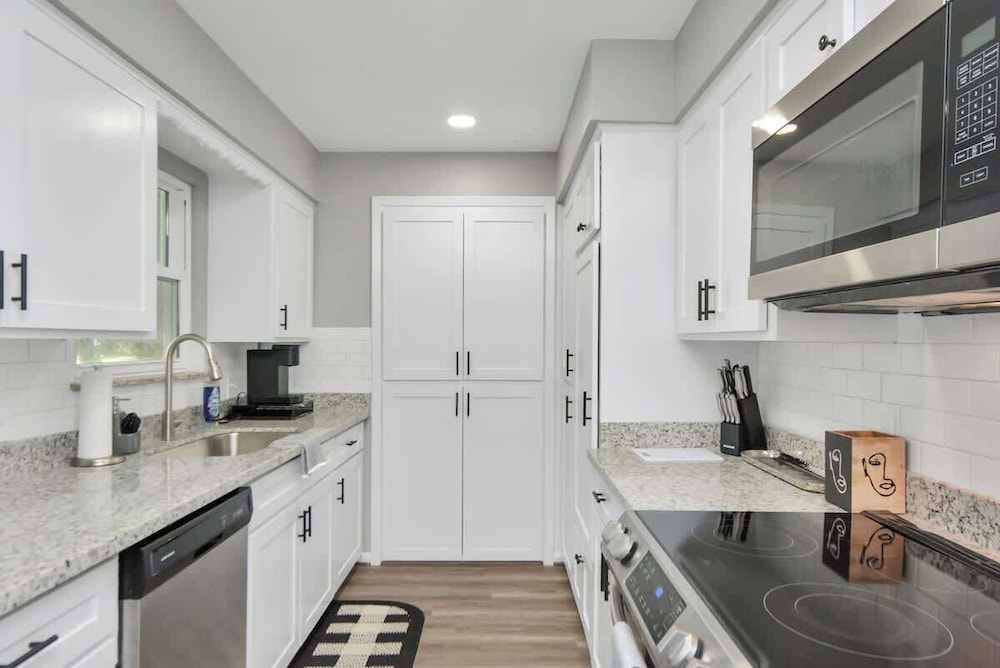 4 BR Luxury Home in Friendswood