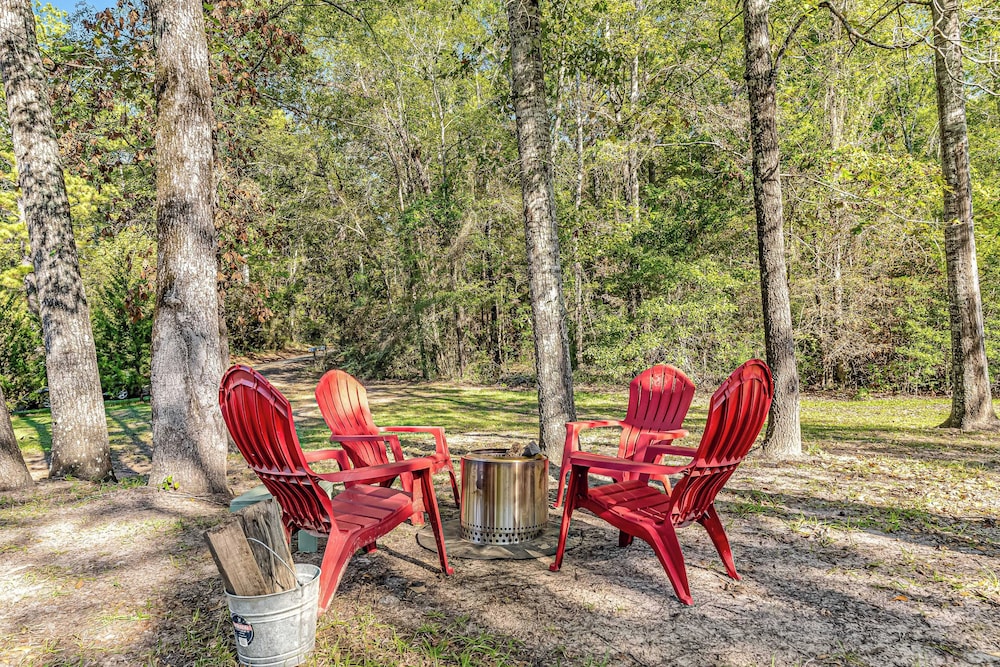 2BR Dog-friendly Home Near Lake w/ Fire Pit