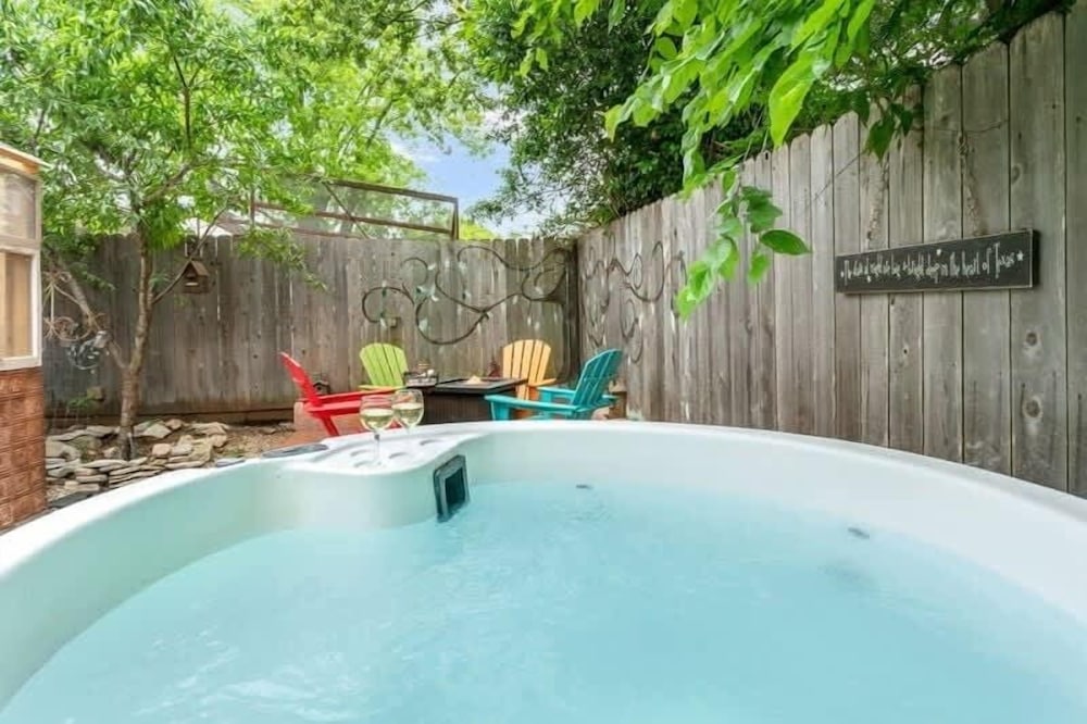 Remmler Nest Hot-tub Prime Location 3-blks to Main!