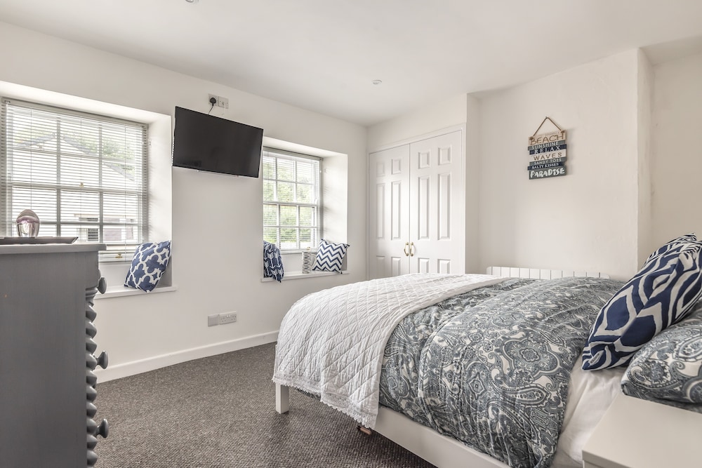 Cottage - Sleeps 6 - Pet Friendly - Patio view 3