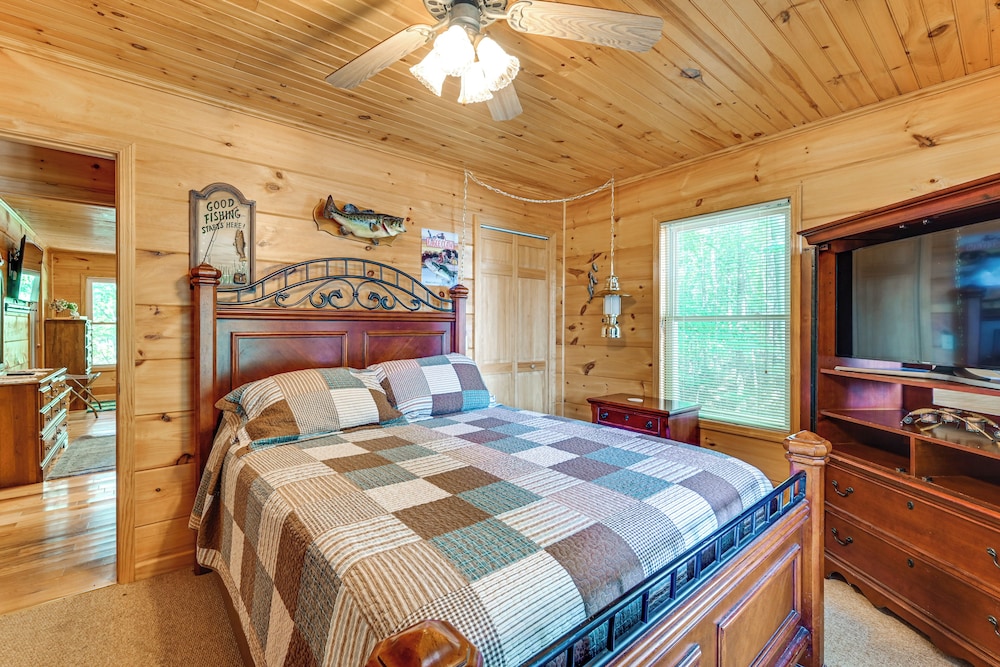 3 Mi to Dale Hollow Lake: Wooded Retreat w/ Decks!