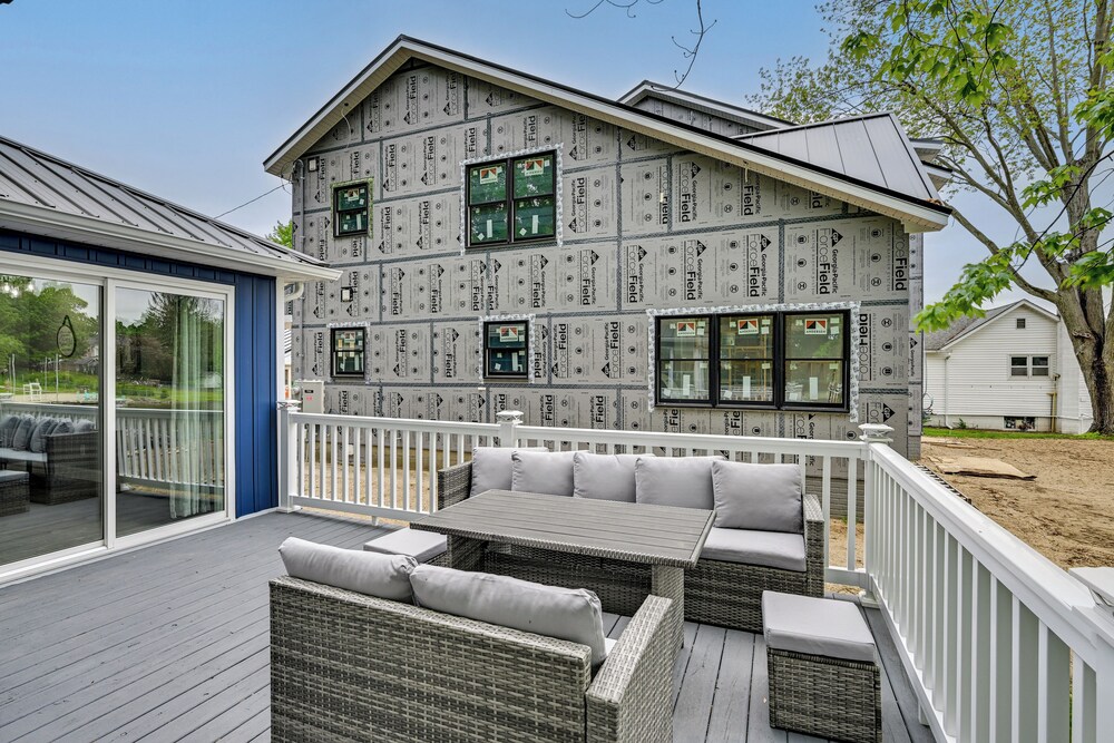 Lakefront Getaway w/ Private Dock in Colon!