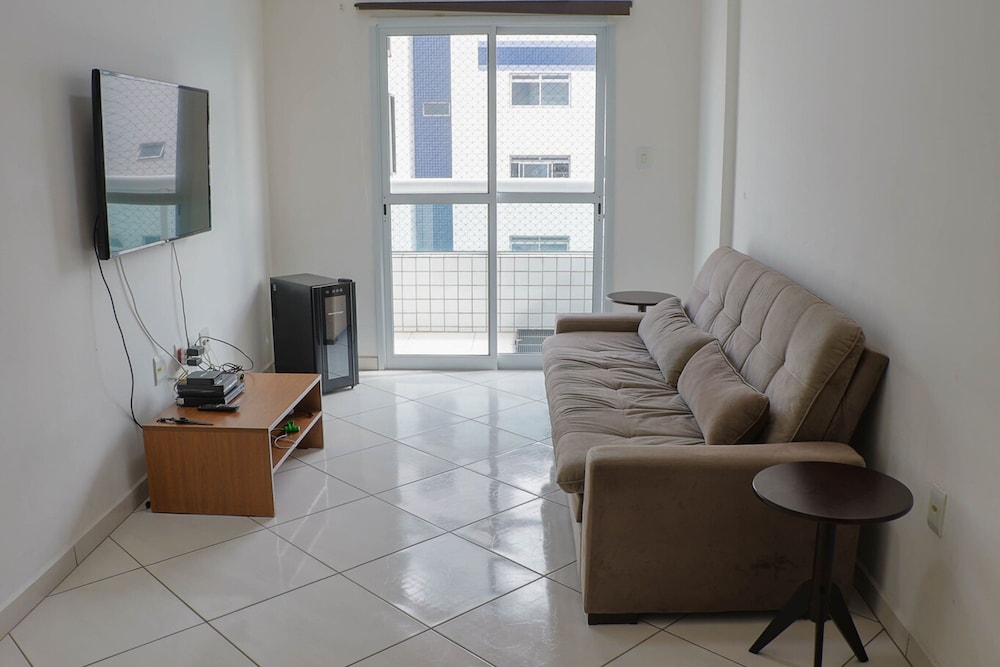 Apto com Wi-fi ar Cond e Garagem 100m da Praia