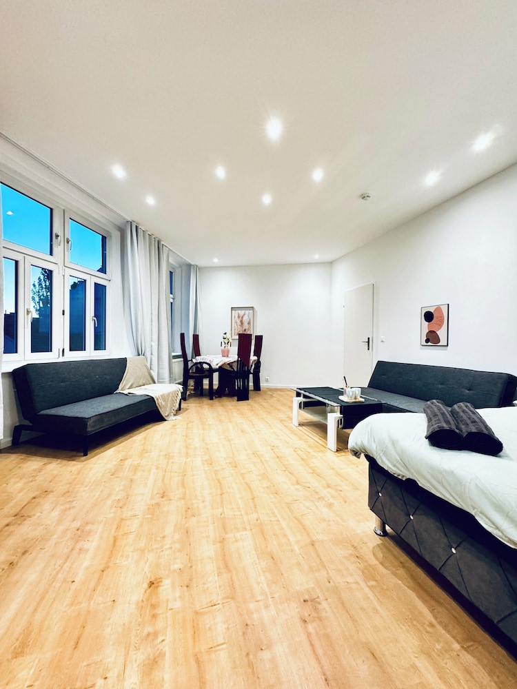 Lovely 4BR Apt Near Kaufpark Alterlaa
