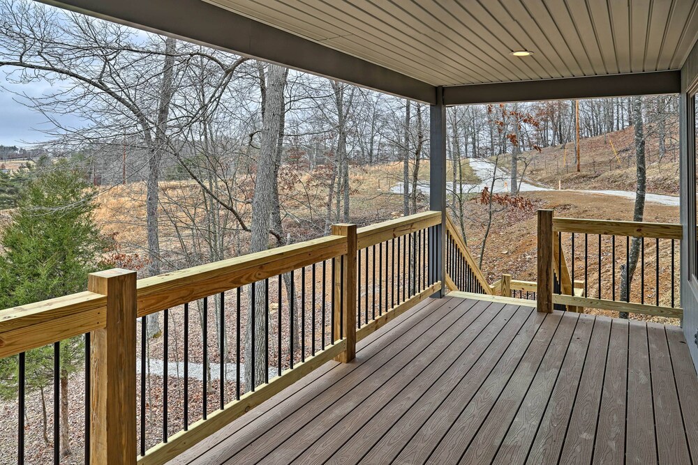 Cozy East Bernstadt Cabin w/ Porch  Fishing Lake! - Property Image 4