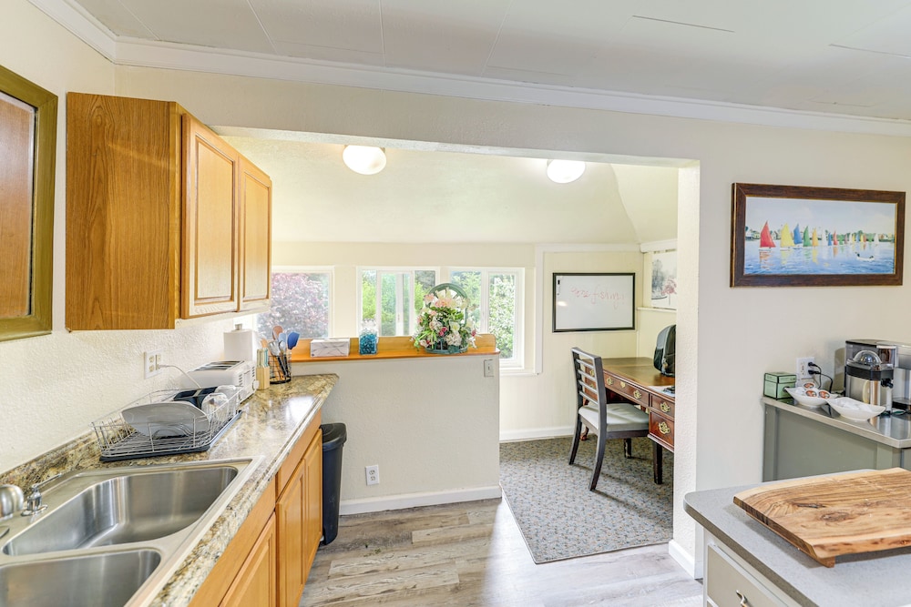 10 Mi to South Beach & Newport: Home w/ Deck!